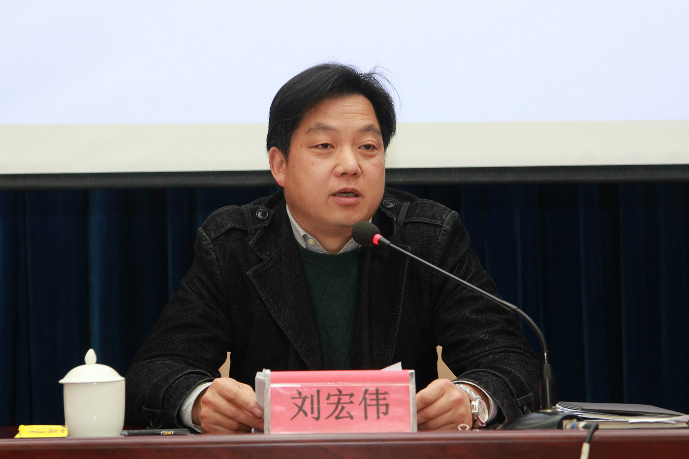 常务副校长刘宏伟做了开学动员报告,他指出,2016年我校在作风建设